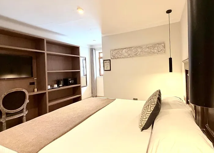 Hm Montes Hotel *